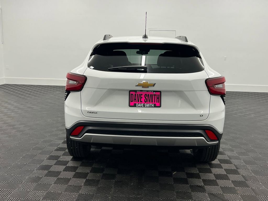 Used 2024 Chevrolet Trax LT w/ LT Convenience Package image 9