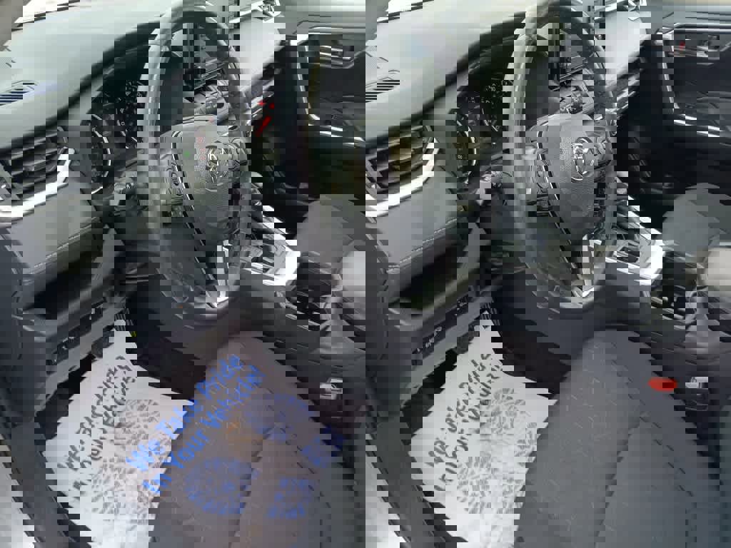 Used 2022 Toyota RAV4 XLE w/ Convenience Package image 17