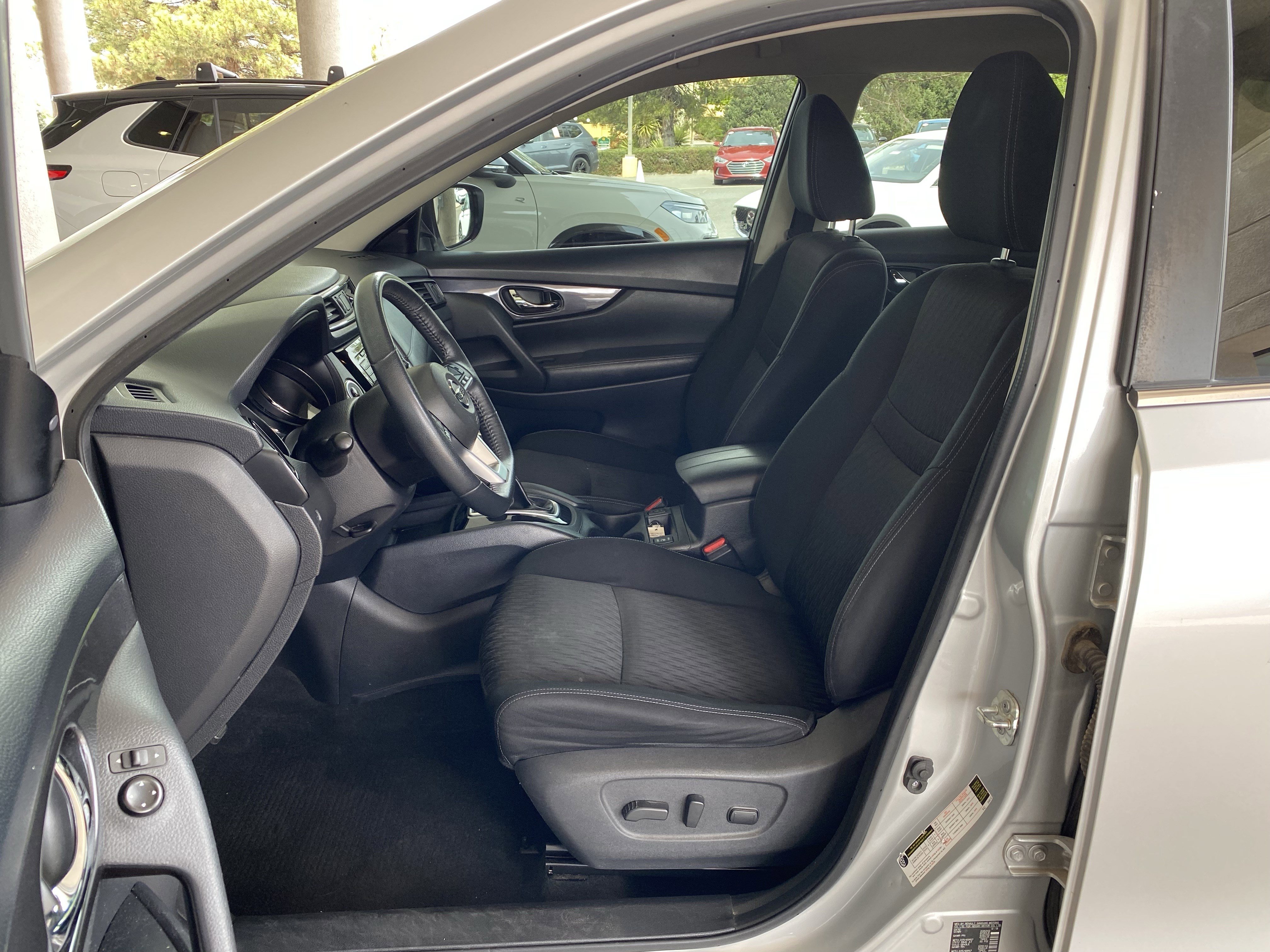 Used 2020 Nissan Rogue SV FWD image 28