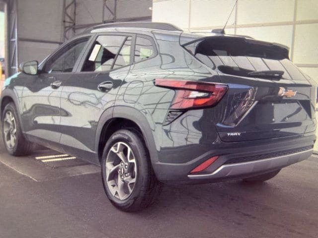 Used 2025 Chevrolet Trax LT FWD image 9