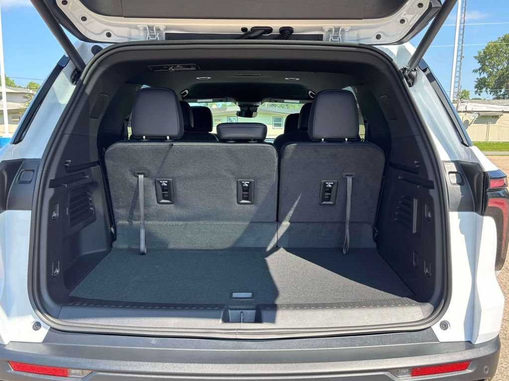 New 2027 Chevrolet Traverse LT w/ Midnight/Sport Edition FWD image 32