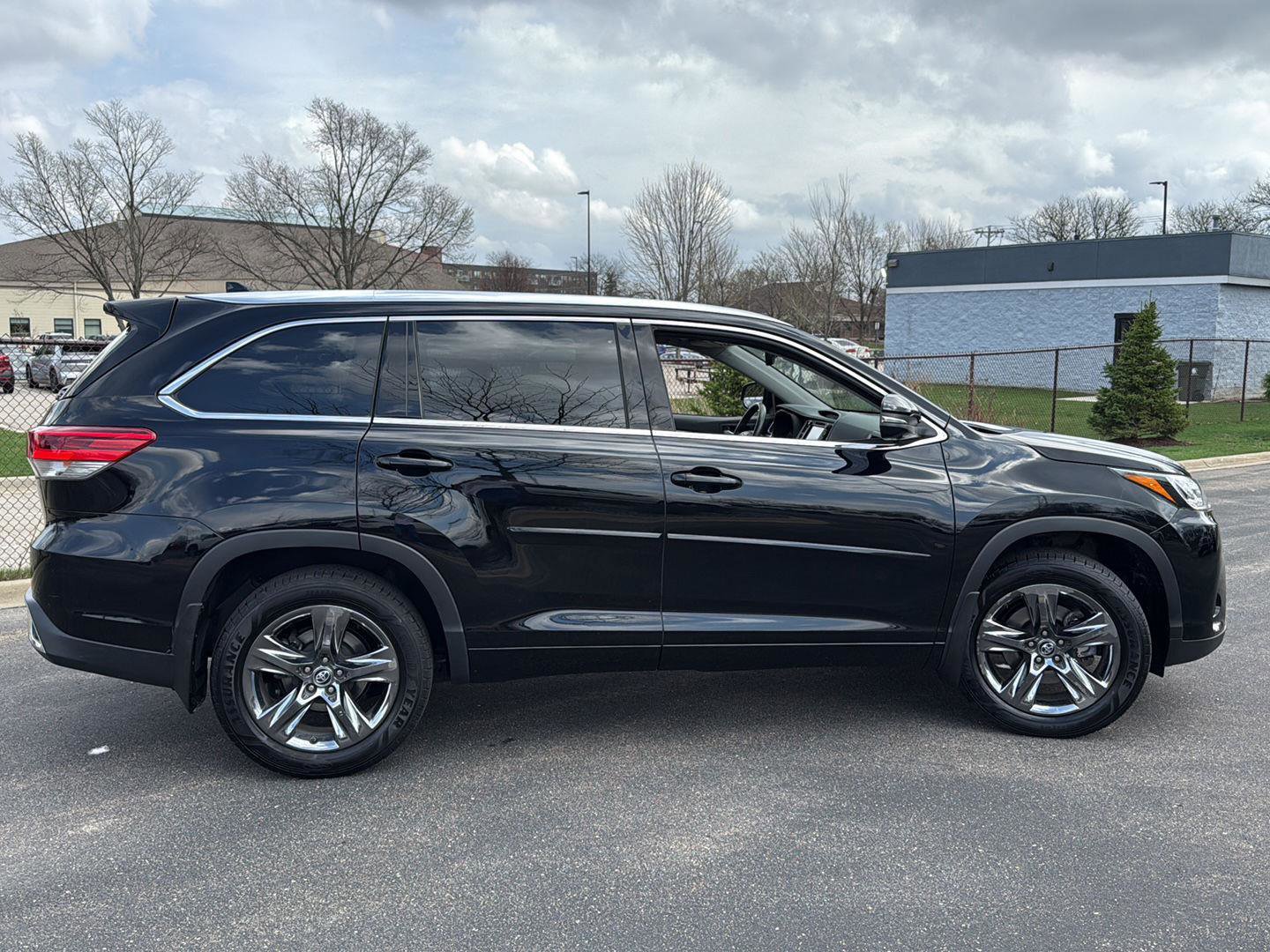 Used 2019 Toyota Highlander Limited Platinum AWD/4WD image 11