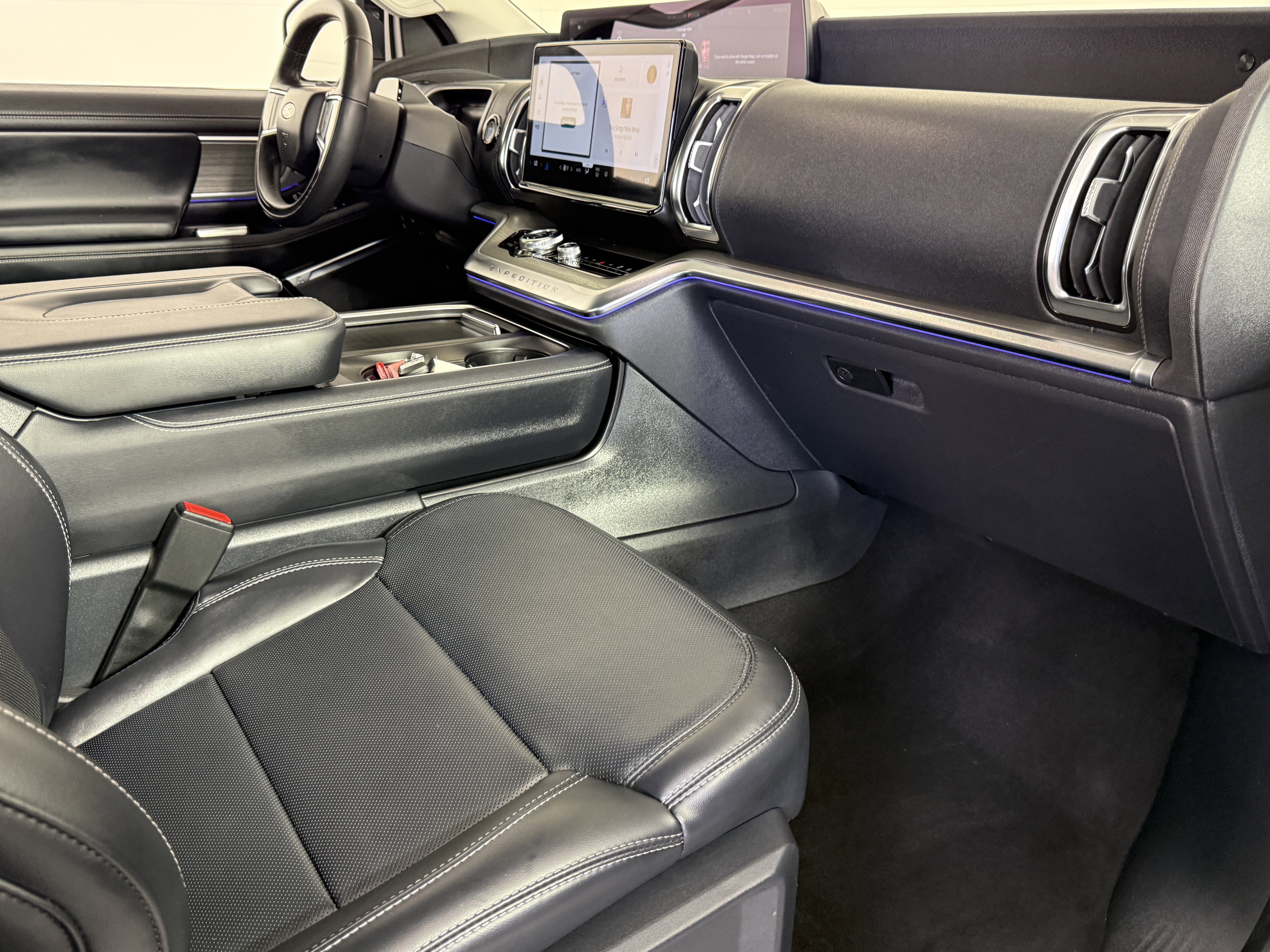 Certified 2025 Ford Expedition Platinum AWD/4WD image 9