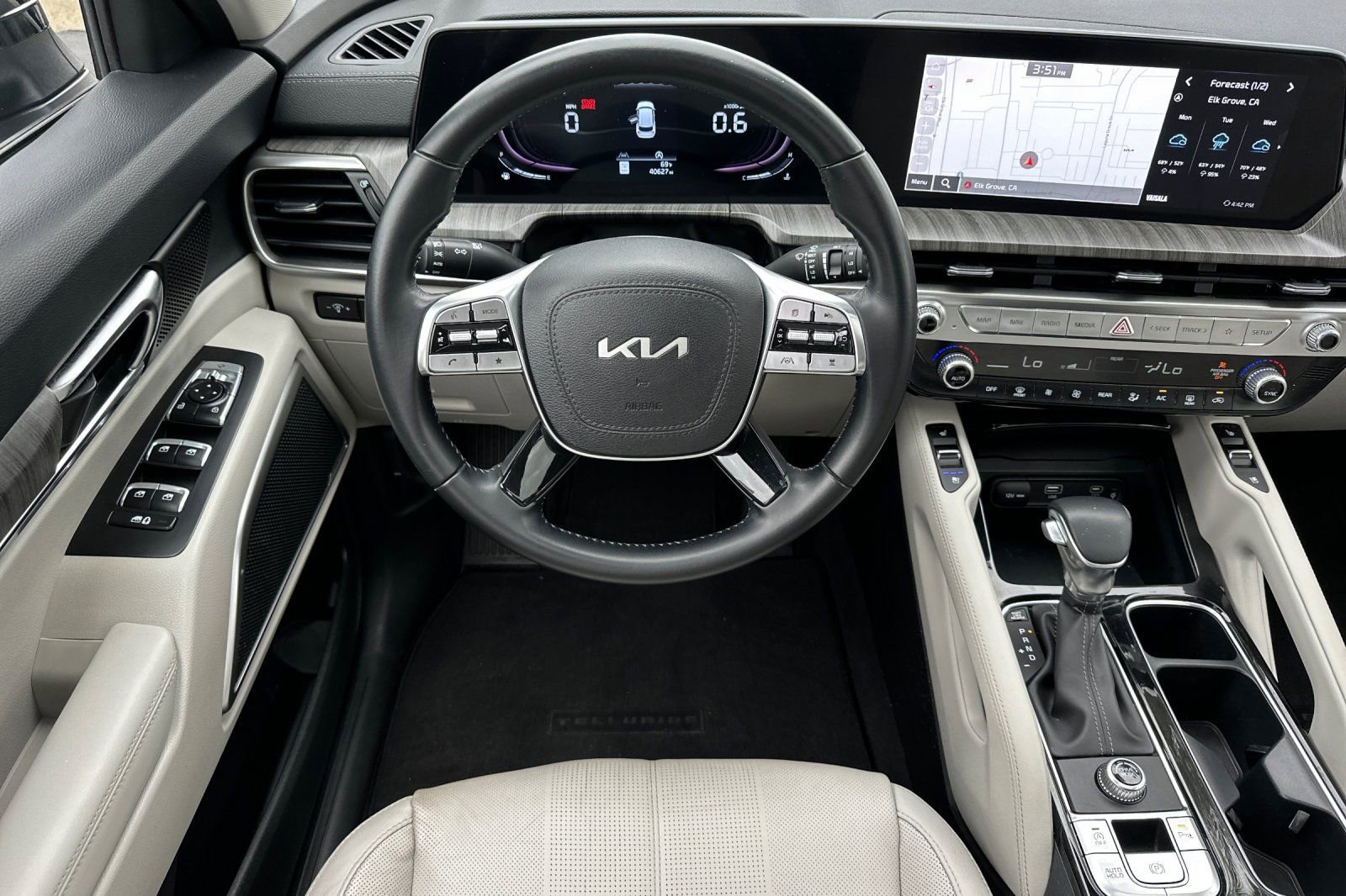 Used 2023 Kia Telluride EX w/ EX Captain's Chair Package image 14