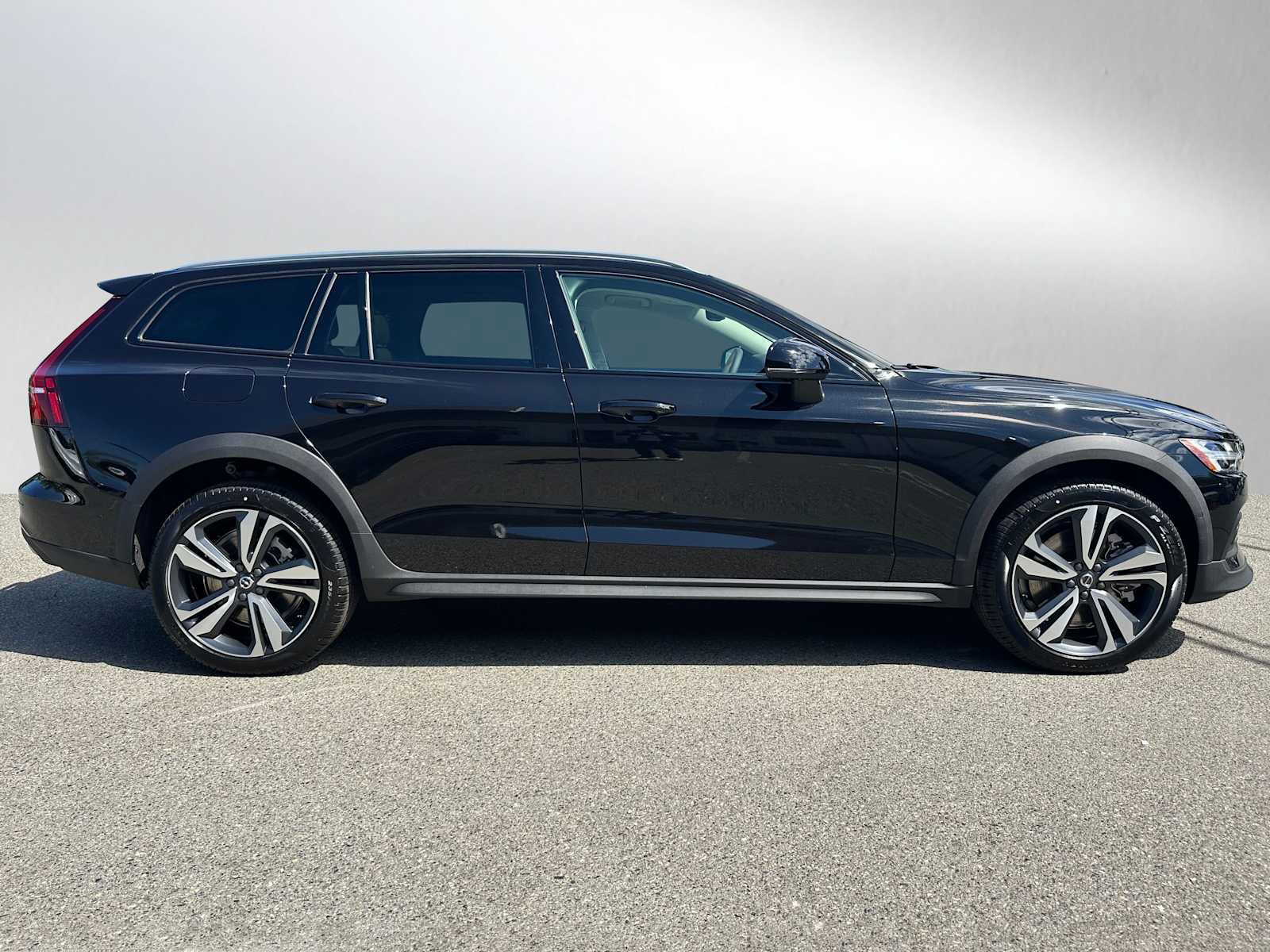 New 2026 Volvo V60 B5 Cross Country Plus w/ Protection Package Premier AWD/4WD image 2
