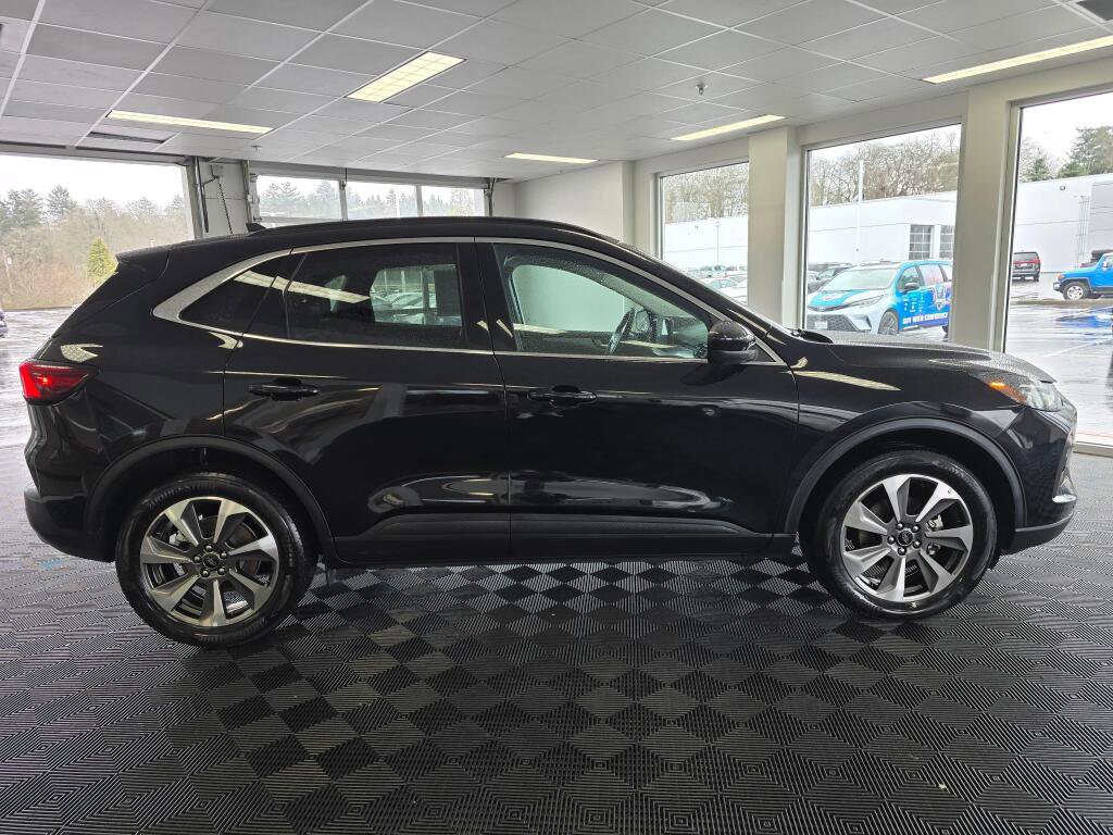 Used 2024 Ford Escape Platinum AWD/4WD image 2