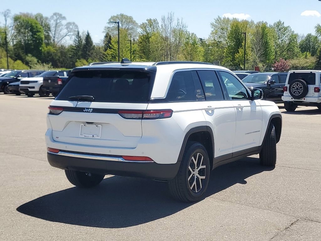Used 2024 Jeep Grand Cherokee Altitude AWD/4WD image 2