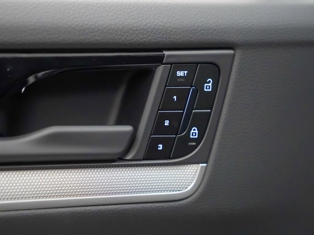 Certified 2025 Porsche Cayenne image 22