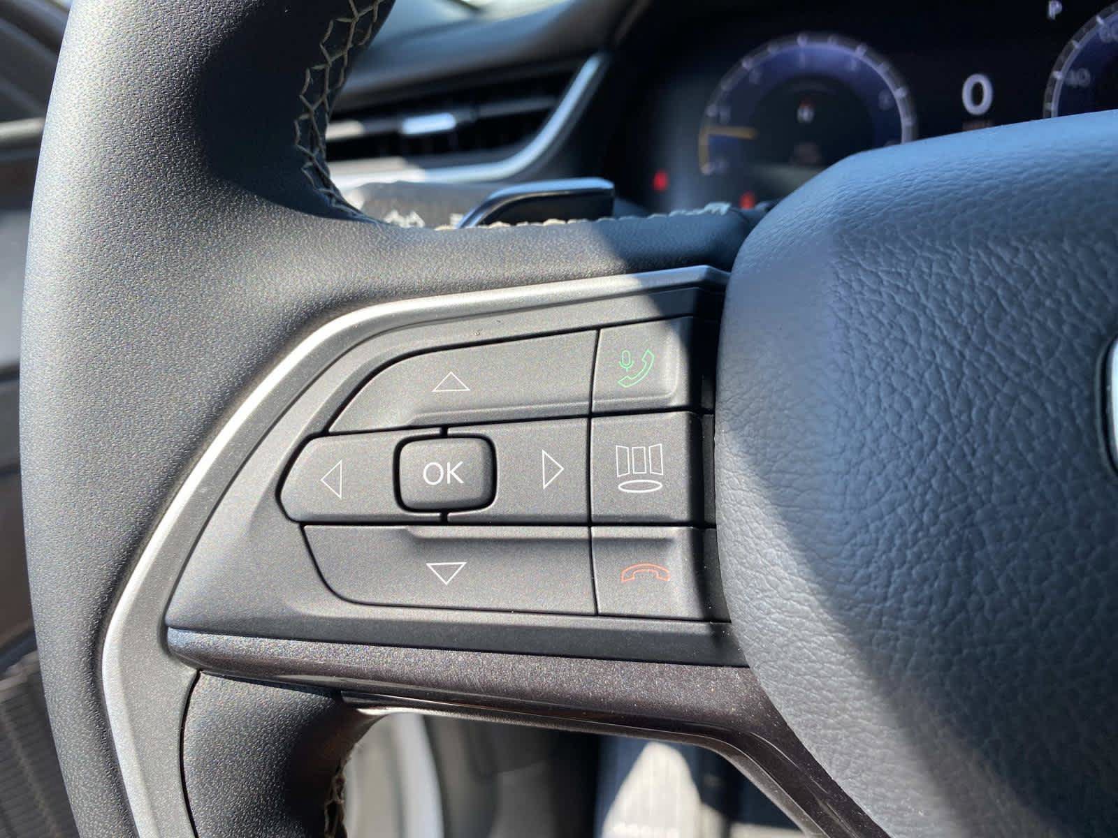 Used 2023 Jeep Grand Cherokee Laredo w/ Luxury Tech Group I AWD/4WD image 17