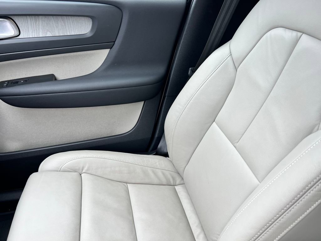 Used 2023 Volvo XC40 B4 Plus image 33