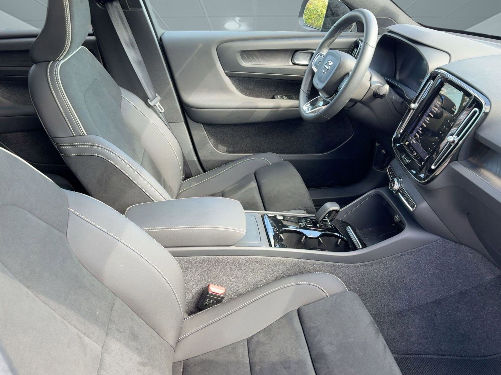 Certified 2025 Volvo EC40 Ultra image 27