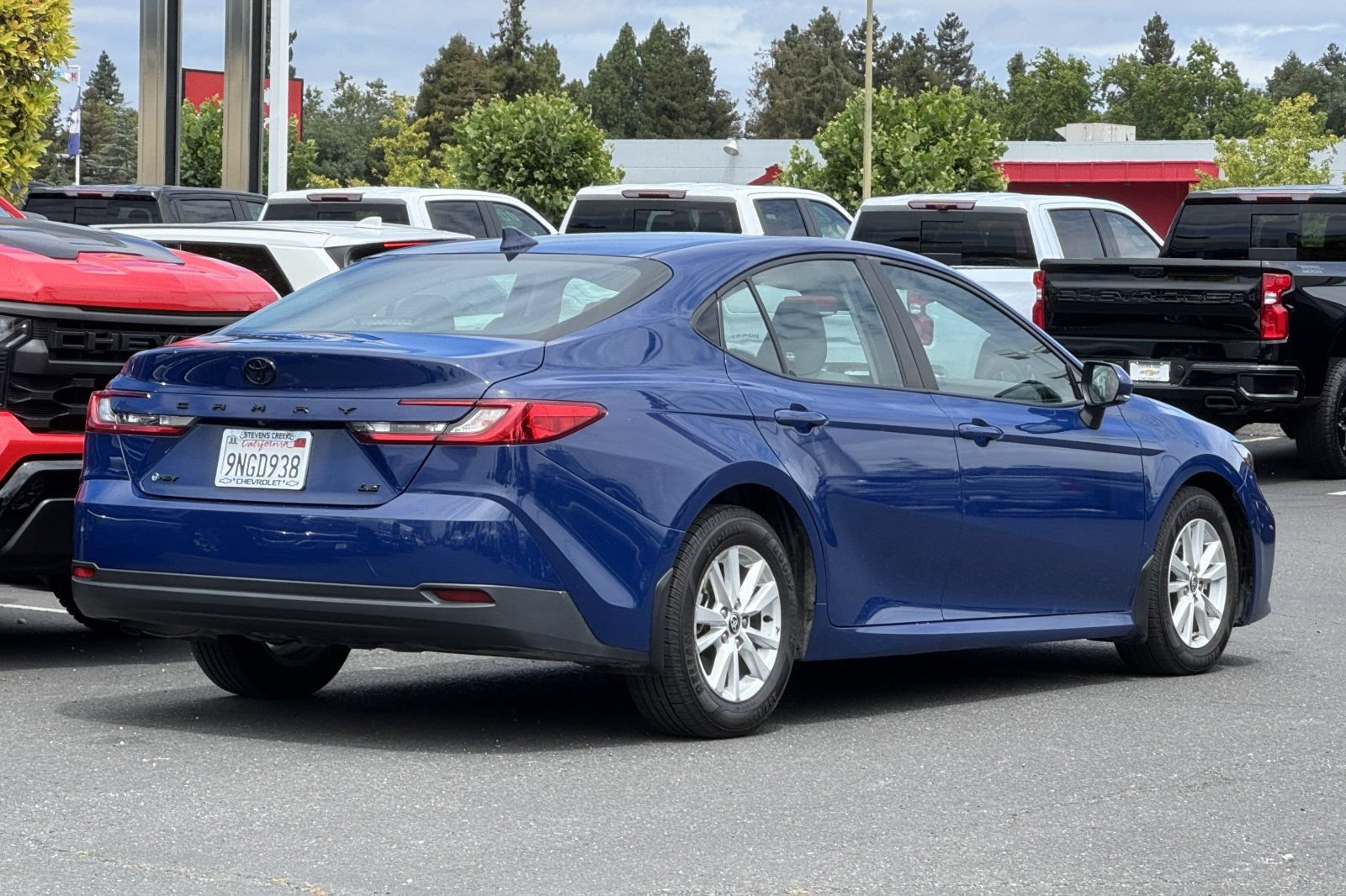 Used 2025 Toyota Camry LE FWD image 5