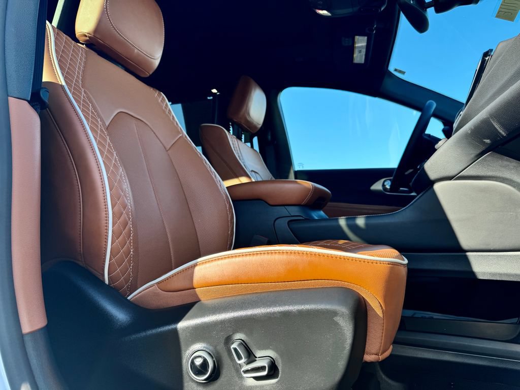 Used 2024 Chrysler Pacifica Pinnacle FWD image 10