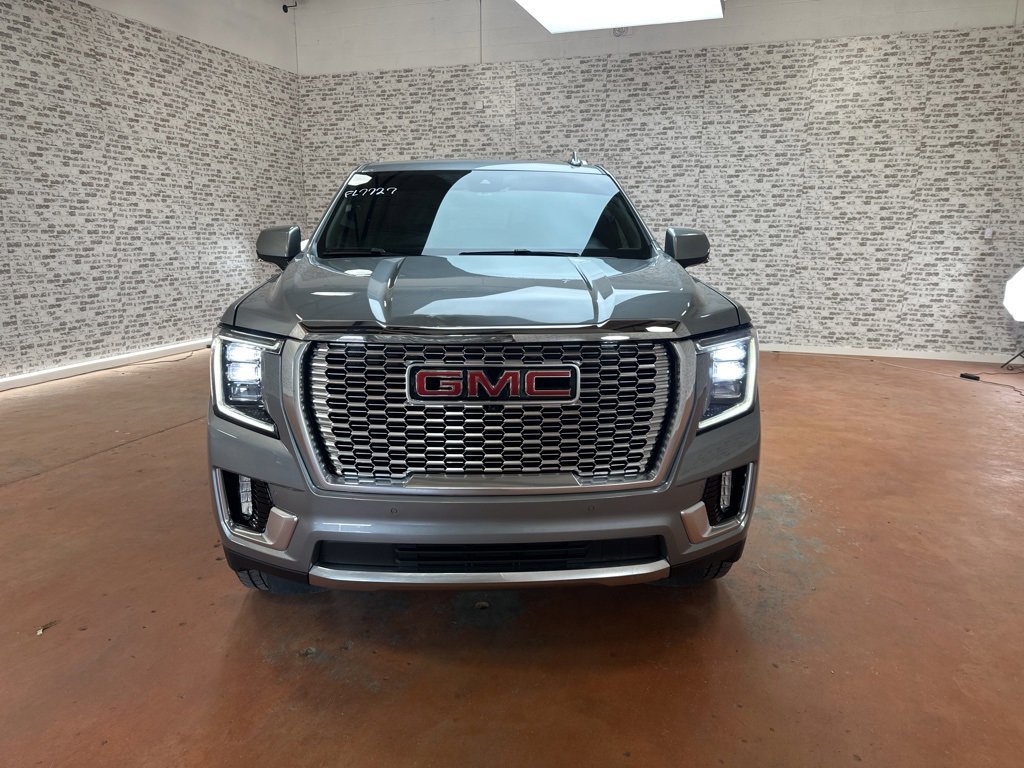 Used 2024 GMC Yukon XL SLT w/ SLT Luxury Package image 2