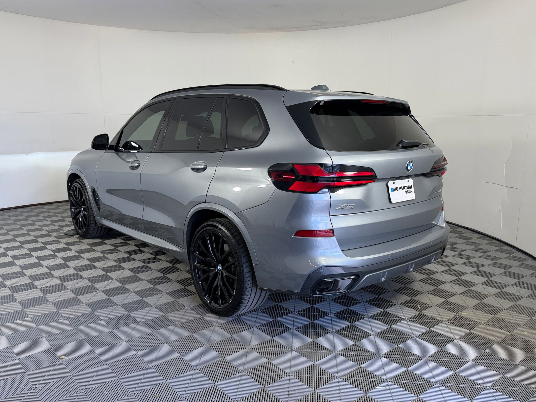 Used 2024 BMW X5 xDrive40i w/ M Sport Package AWD/4WD image 3