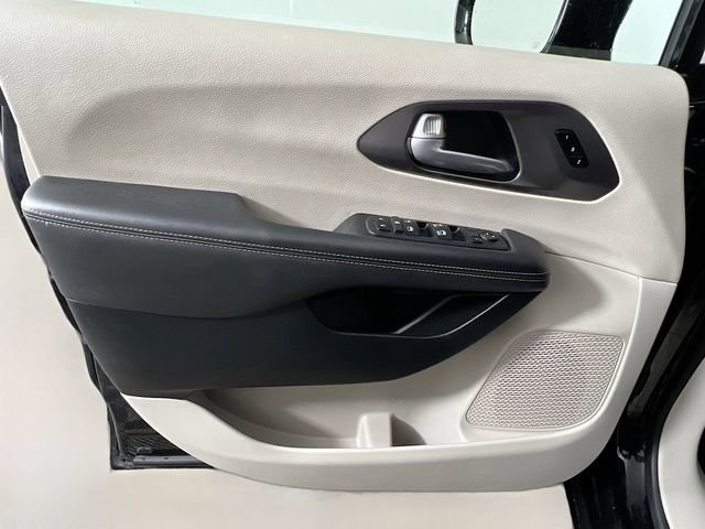 Used 2024 Chrysler Pacifica Touring-L FWD image 31