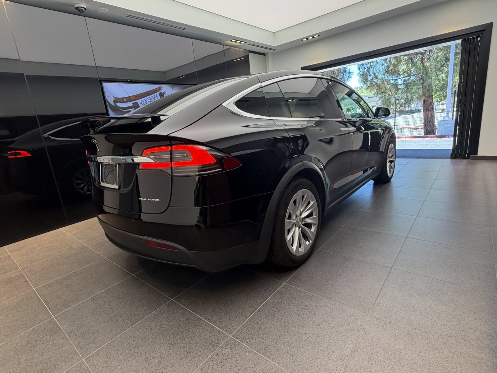 Used 2021 Tesla Model X Long Range AWD/4WD image 2