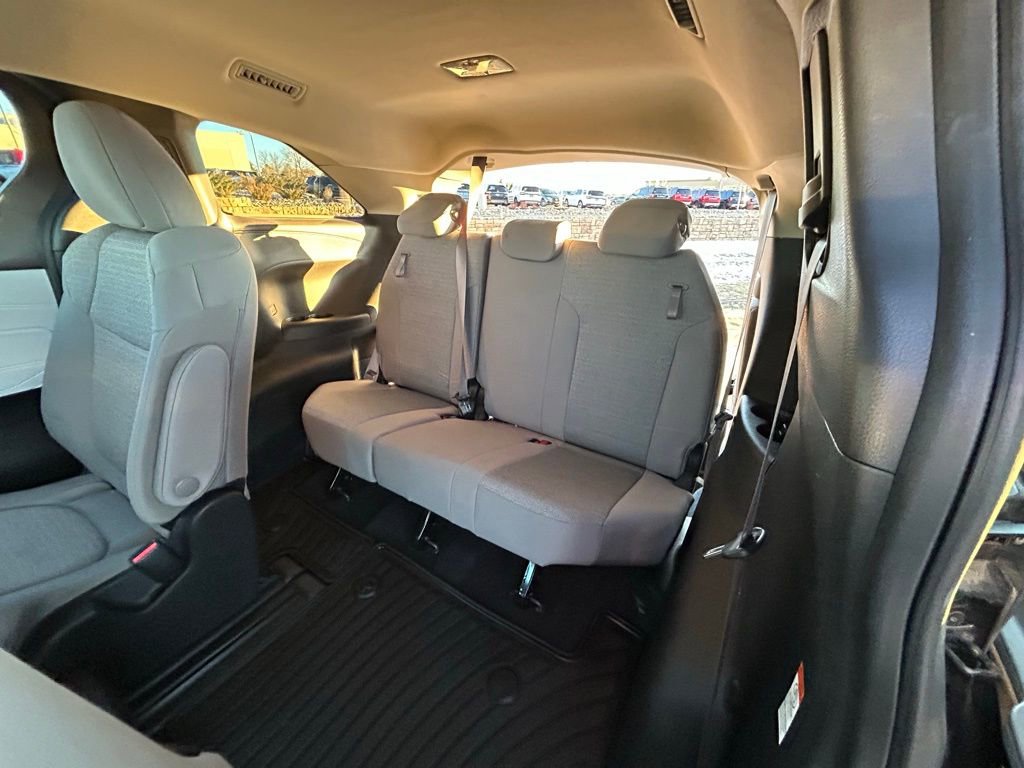 Used 2025 Toyota Sienna LE image 28