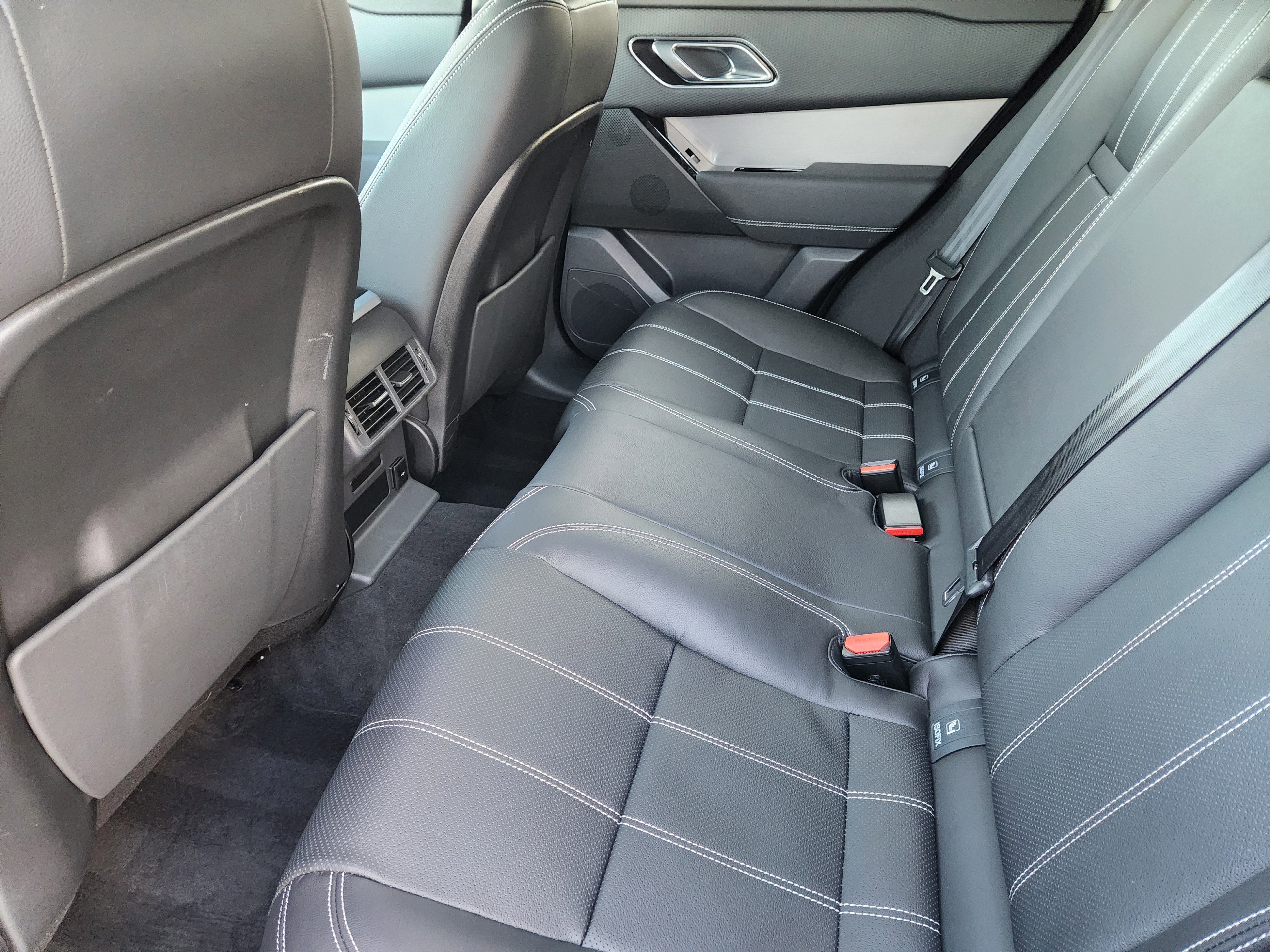 Certified 2022 Land Rover Range Rover Velar R-Dynamic S image 31