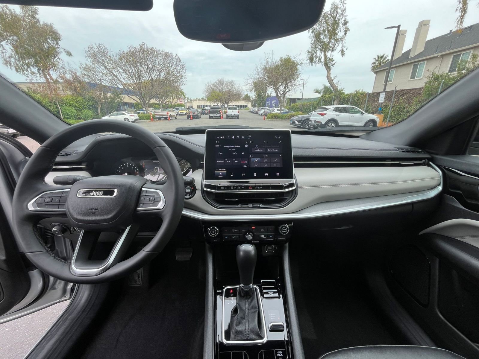 Used 2025 Jeep Compass Limited image 34