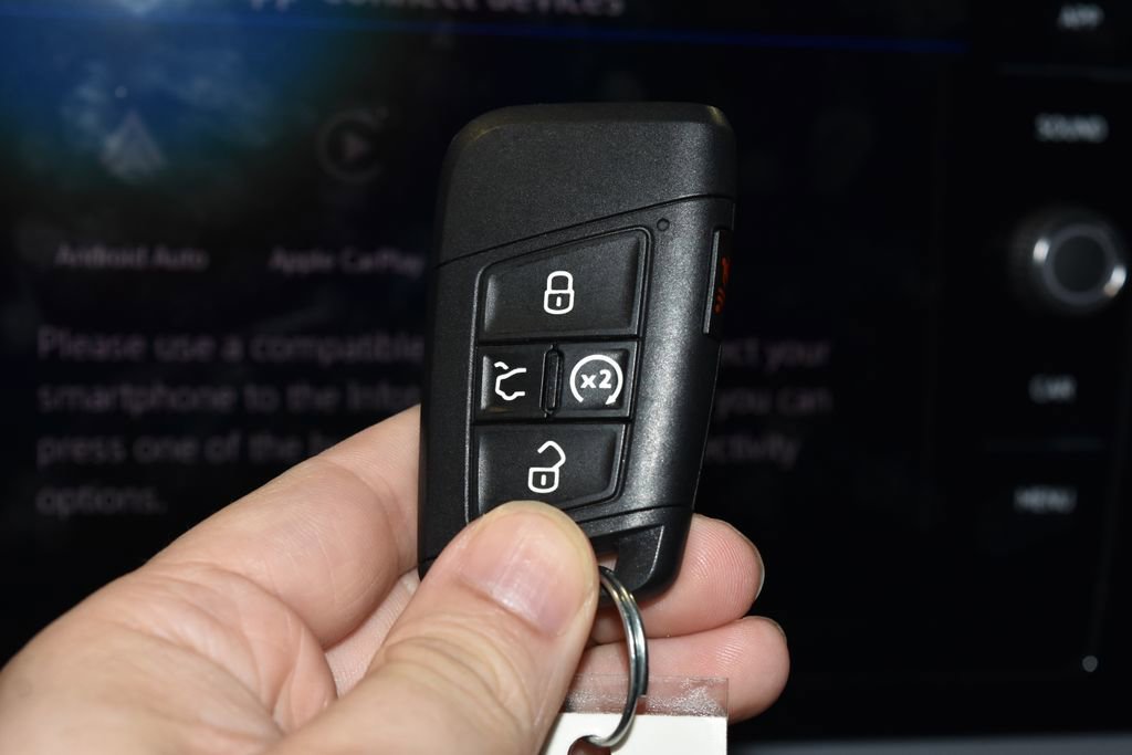 Used 2025 Volkswagen Jetta SE FWD image 19