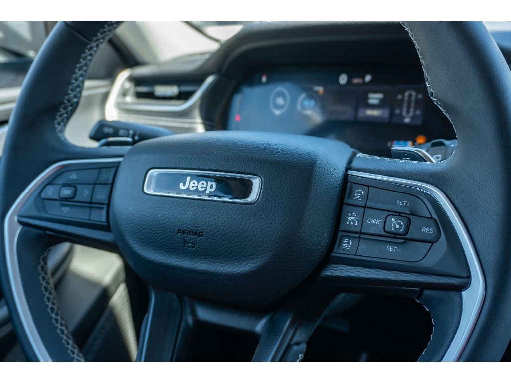 Used 2024 Jeep Grand Cherokee L Laredo image 32
