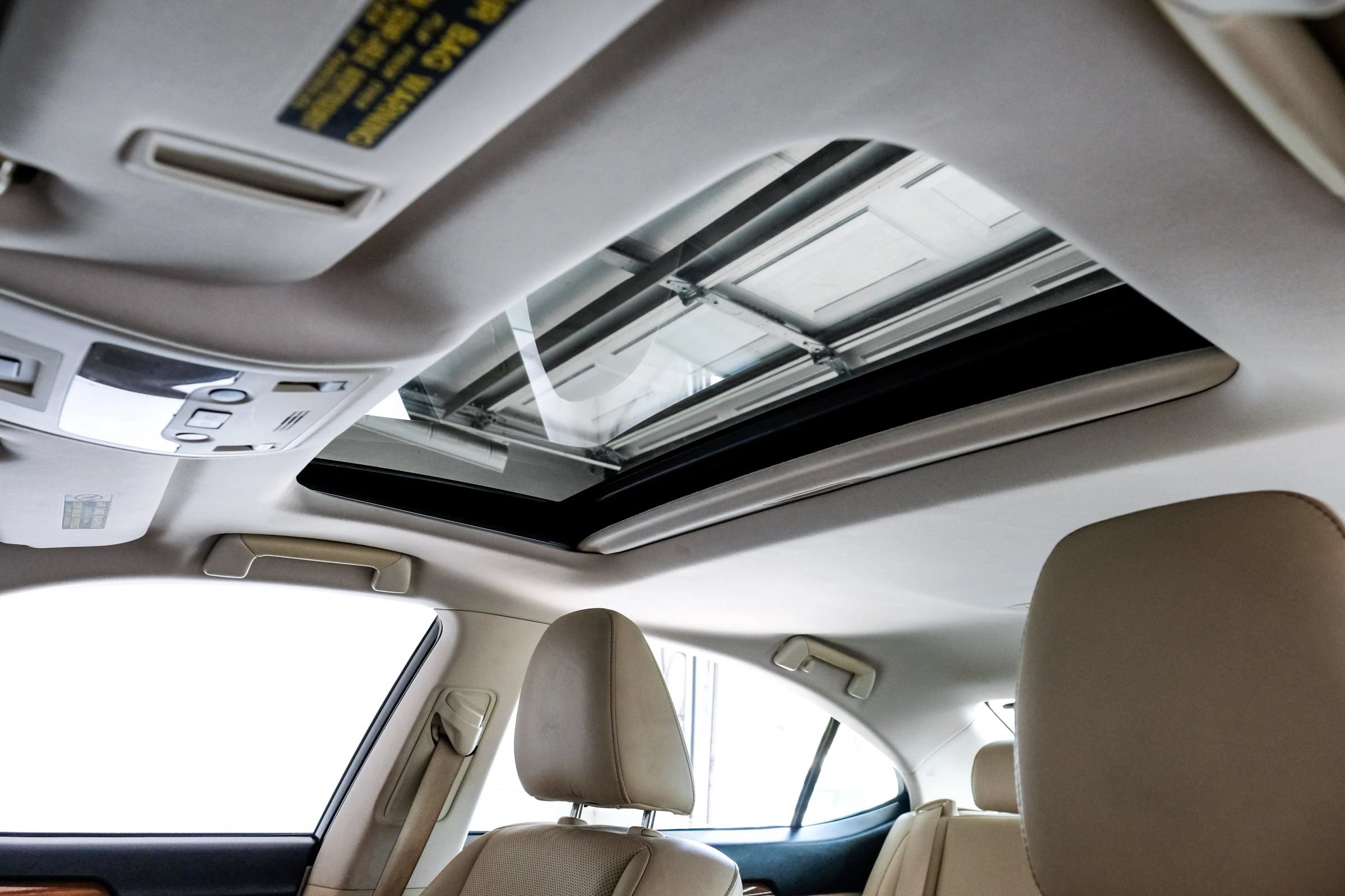 Used 2014 Lexus ES 300h w/ Luxury Package w/Bamboo Trim FWD image 4