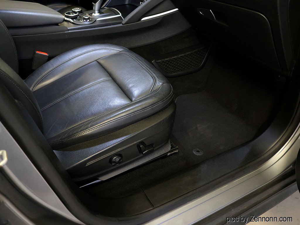 Used 2018 Alfa Romeo Stelvio AWD image 33
