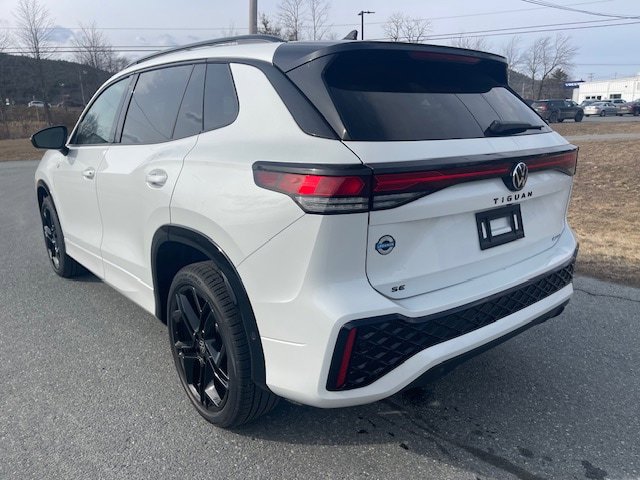 New 2025 Volkswagen Tiguan SE R-Line image 3