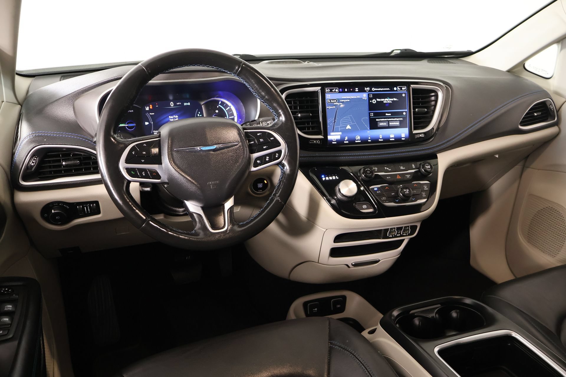 Used 2021 Chrysler Pacifica Touring-L FWD image 2