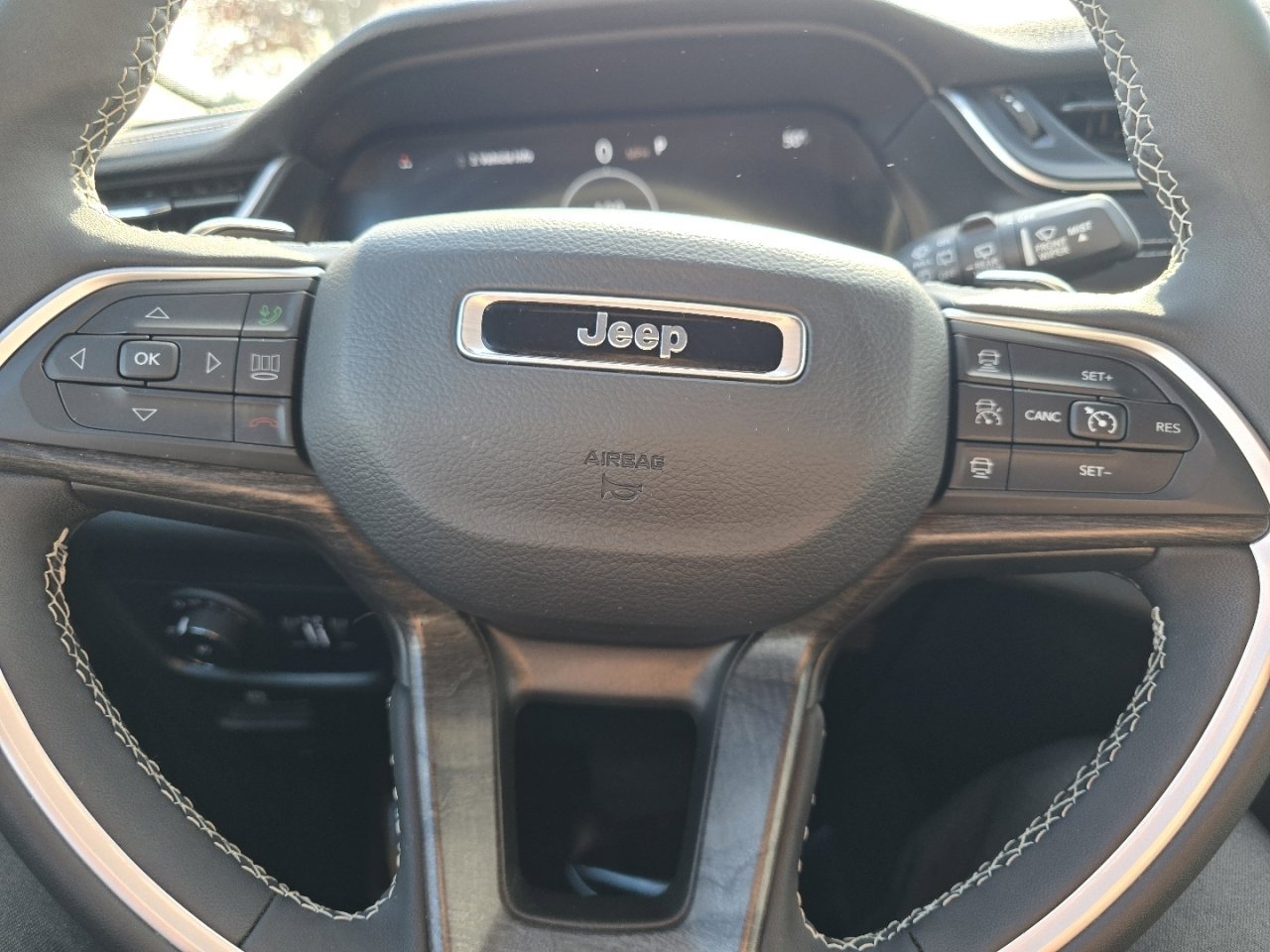 Used 2025 Jeep Grand Cherokee Limited w/ Black Appearance Package image 27