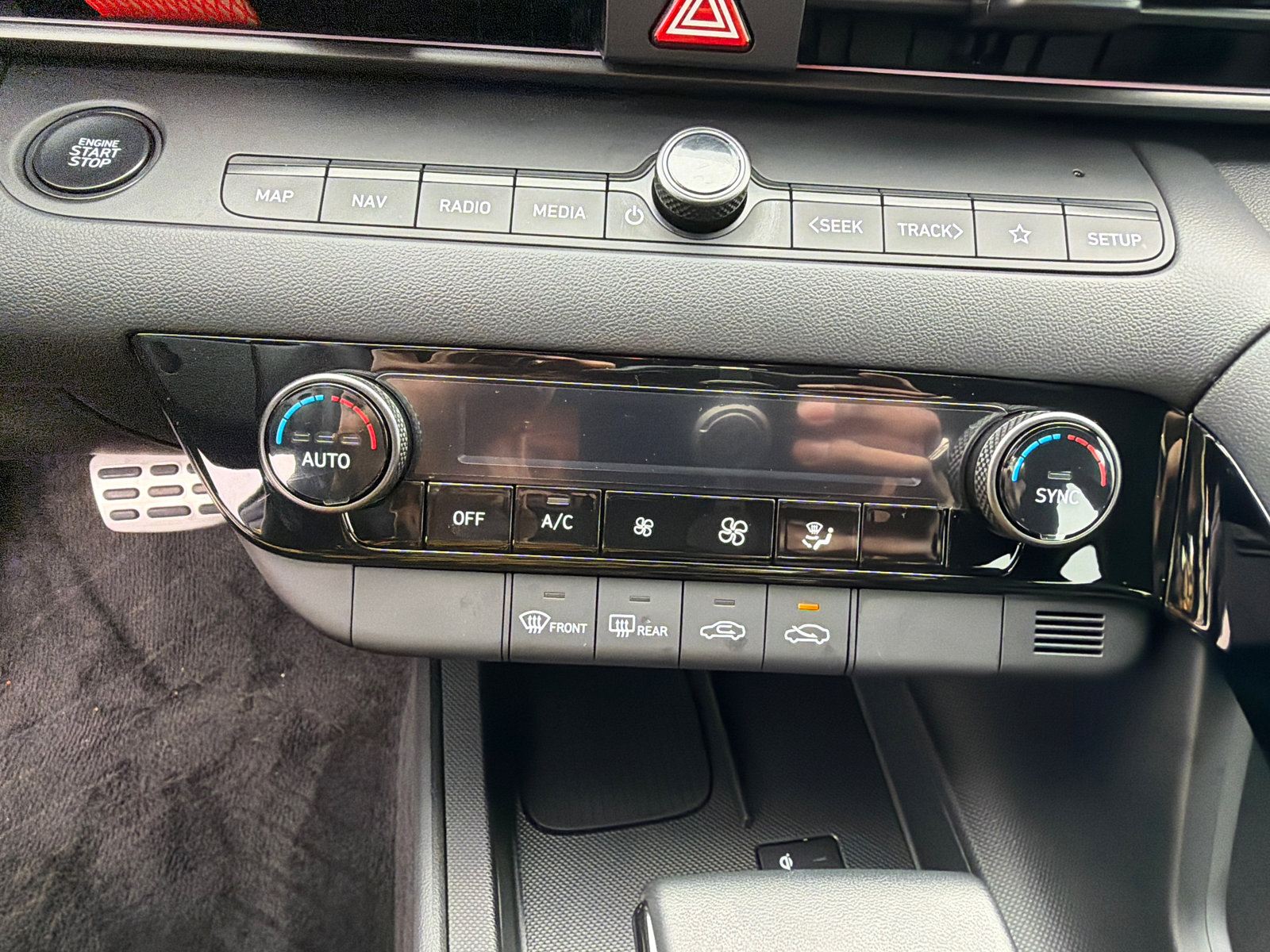 Certified 2025 Hyundai Elantra SEL FWD image 30