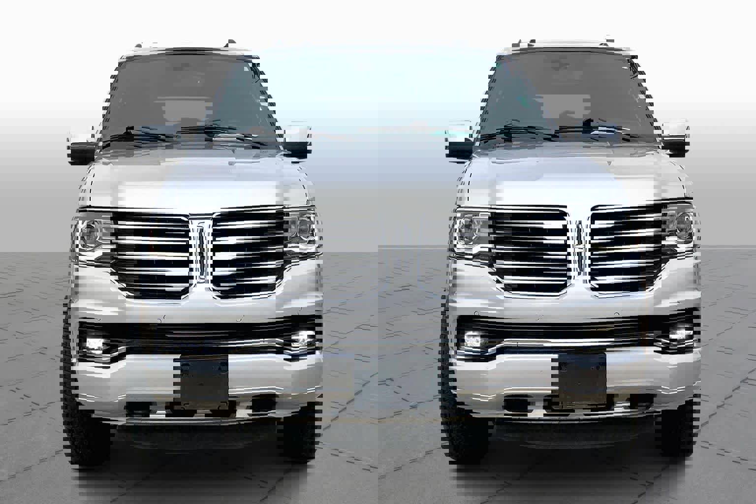 Used 2015 Lincoln Navigator 4WD image 3