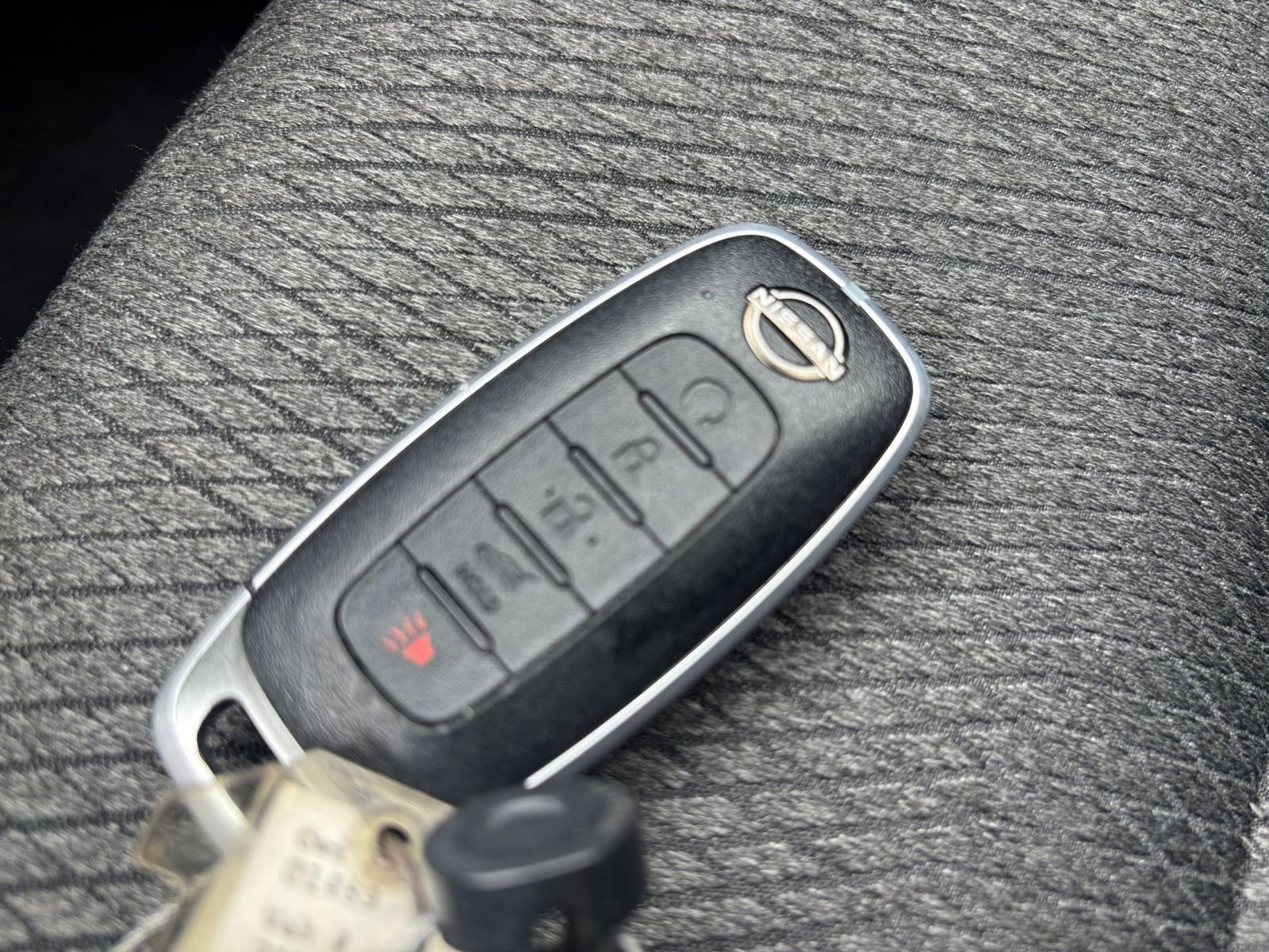Used 2025 Nissan Rogue SV FWD image 24