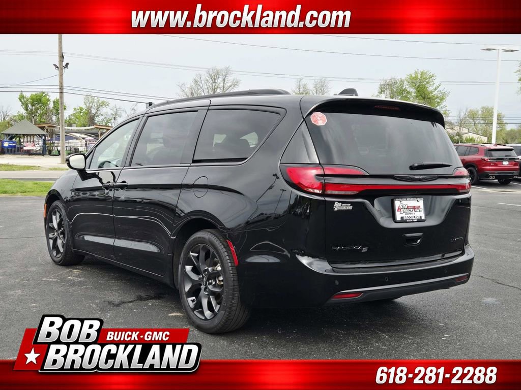 Used 2025 Chrysler Pacifica Limited image 5