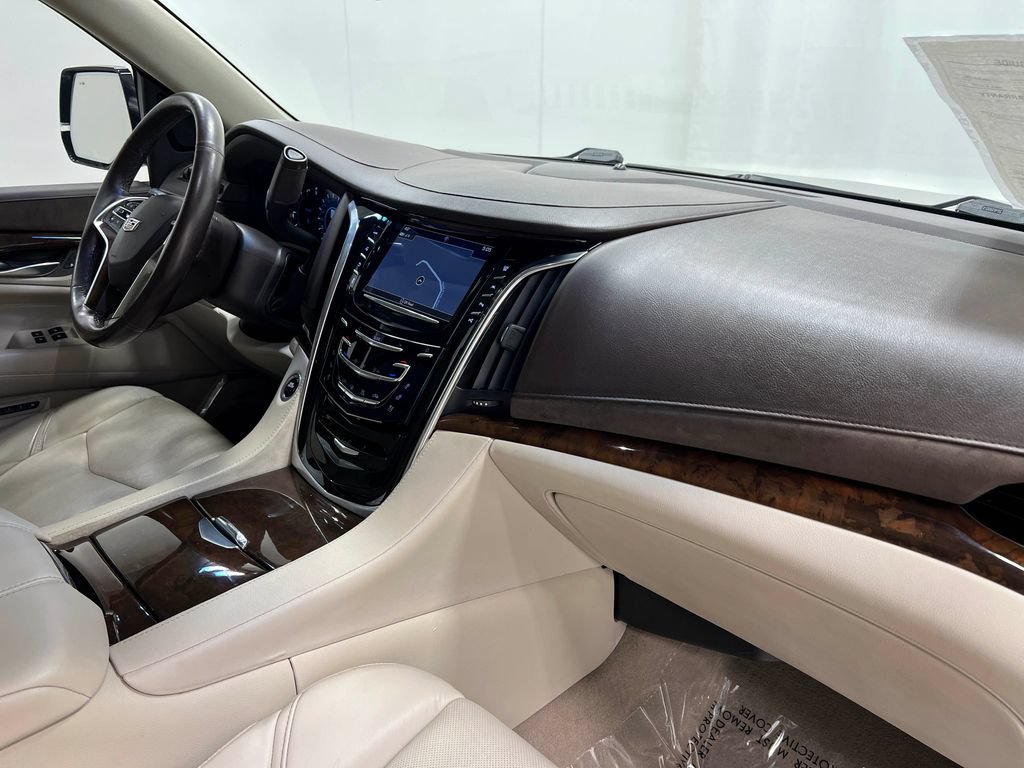Used 2017 Cadillac Escalade Luxury AWD/4WD image 24