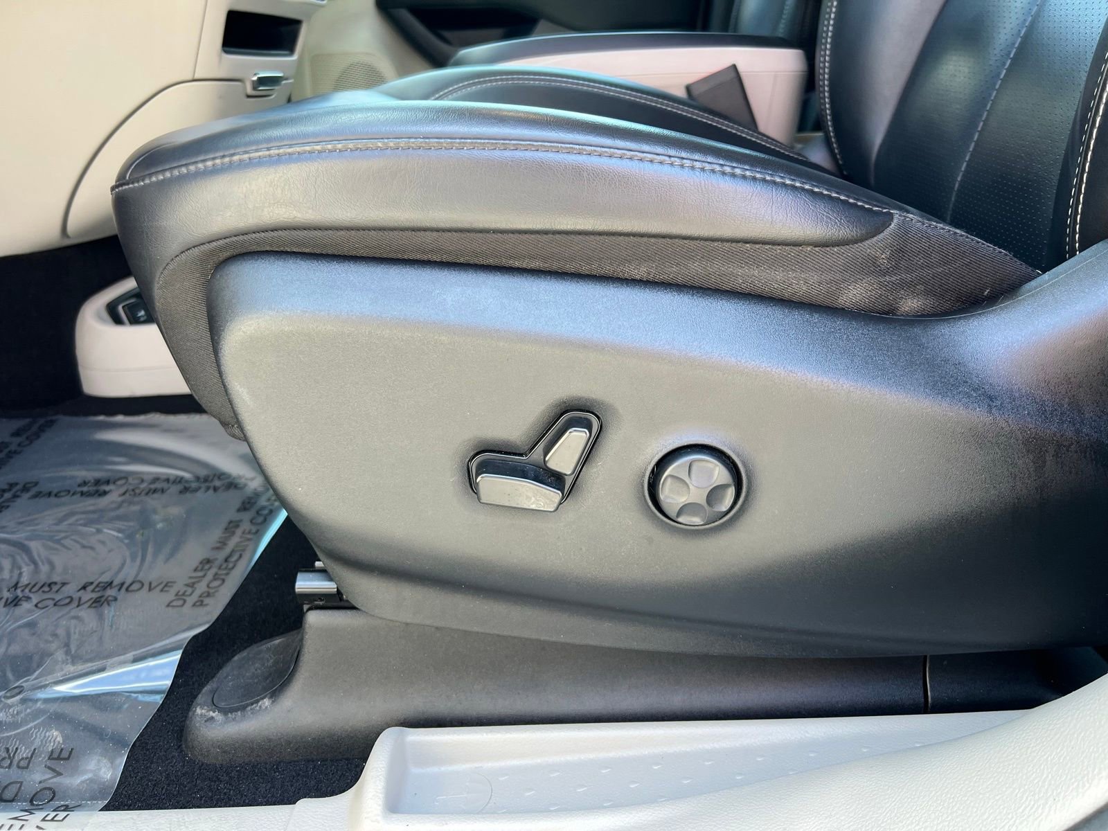 Used 2023 Chrysler Pacifica Touring-L image 27