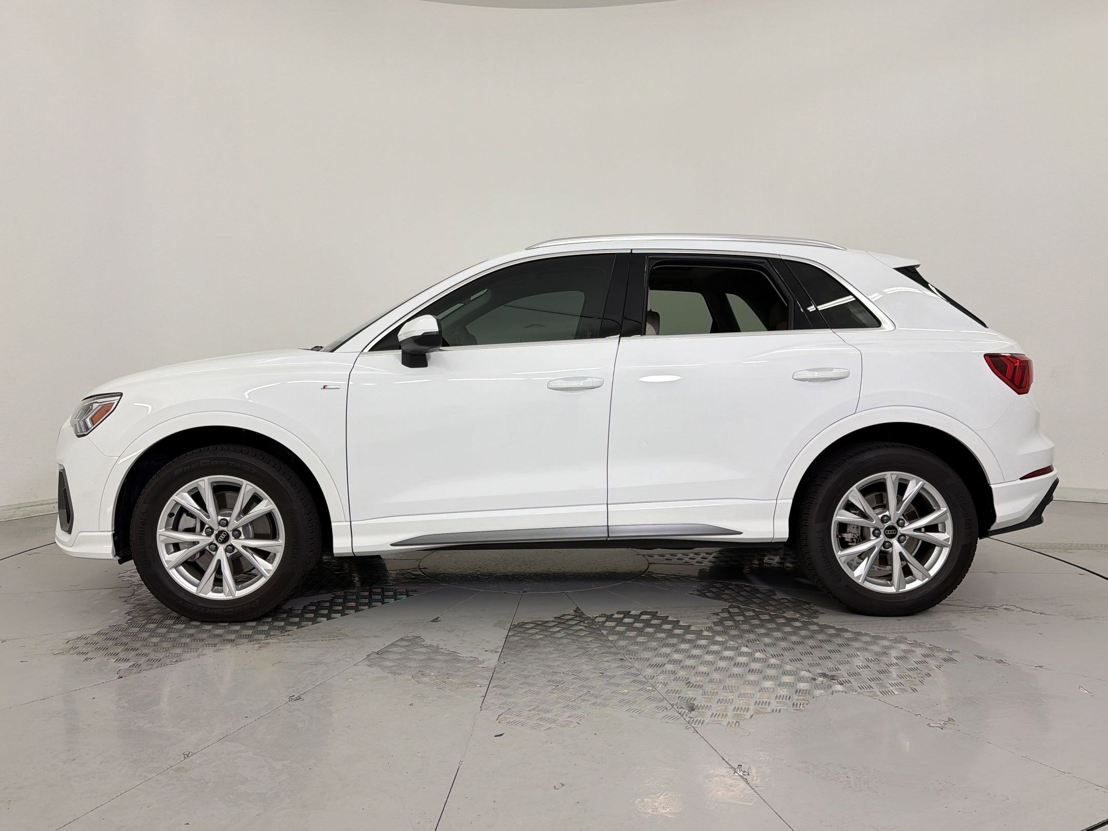 Certified 2025 Audi Q3 2.0T Premium w/ Convenience Package image 2