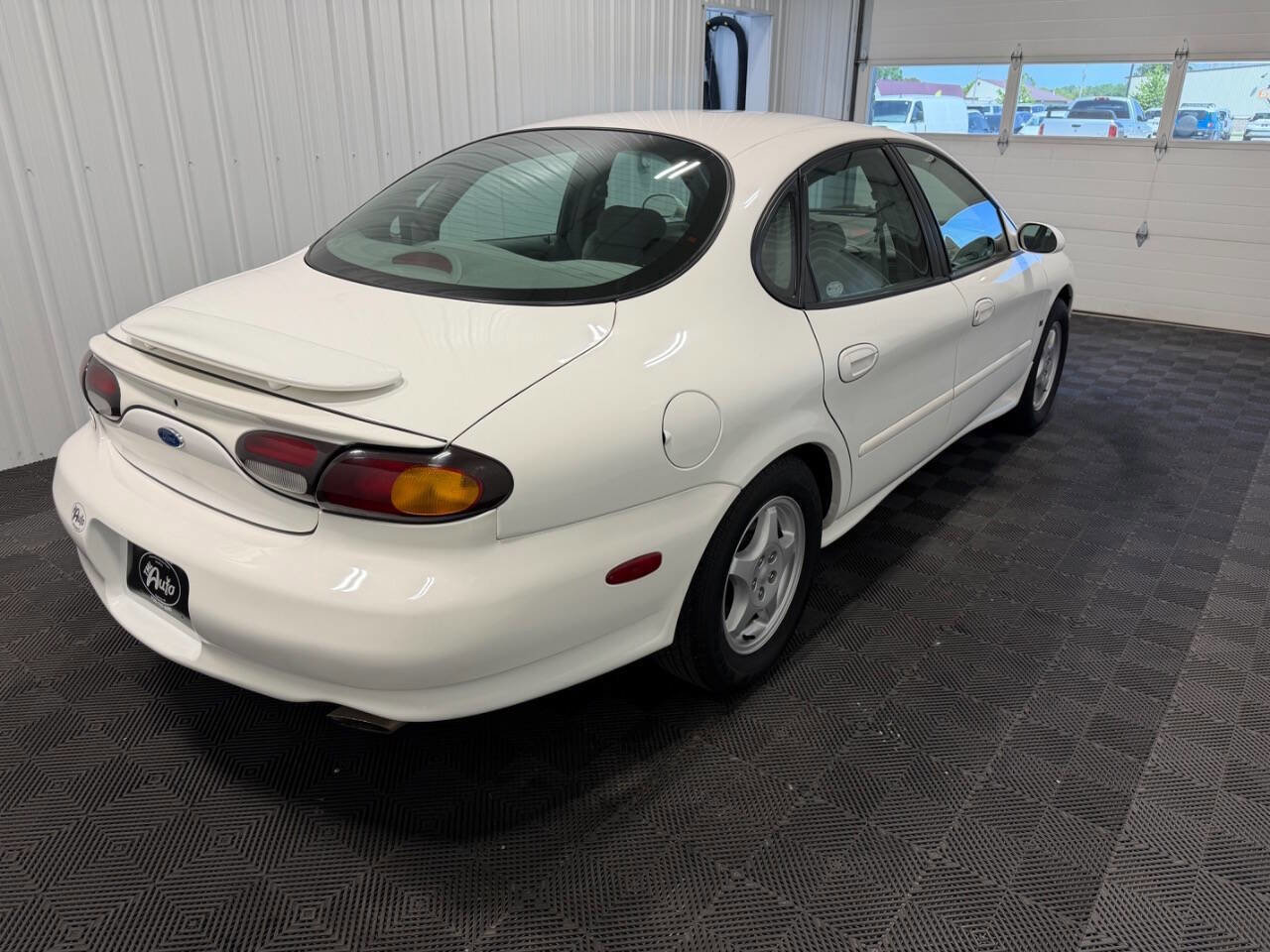 Used 1997 Ford Taurus SHO FWD image 4