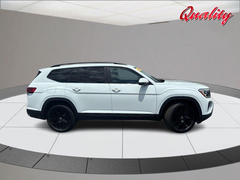 Used 2025 Volkswagen Atlas SE AWD/4WD image 2