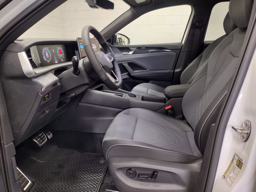 New 2025 Volkswagen Tiguan SE R-Line image 25