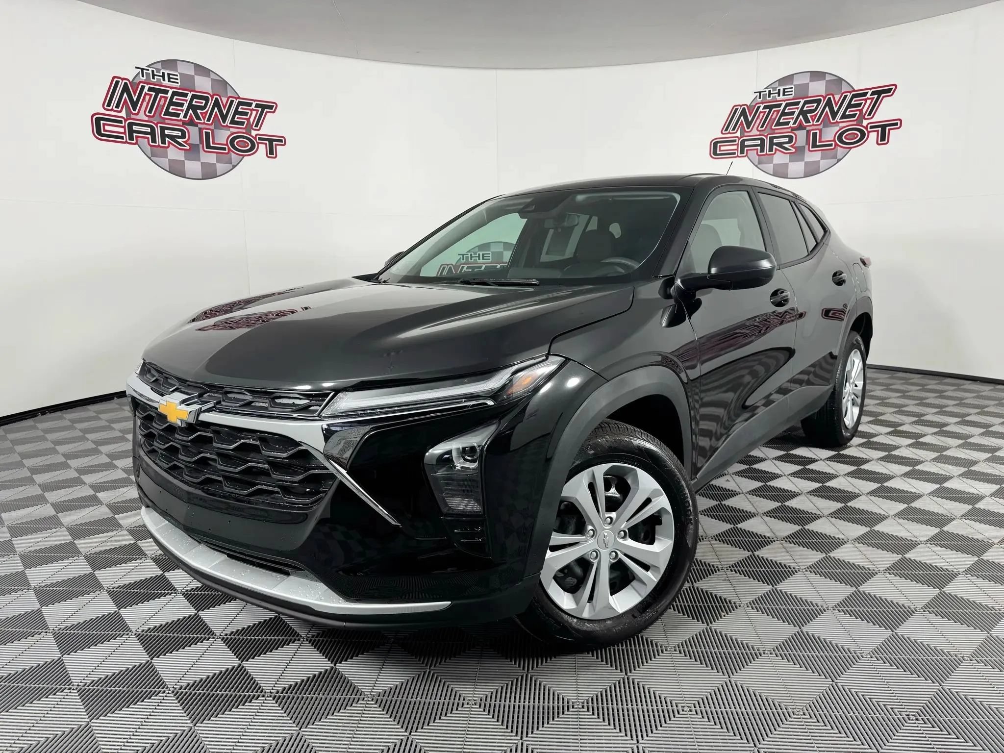 Used 2025 Chevrolet Trax LS FWD image 1