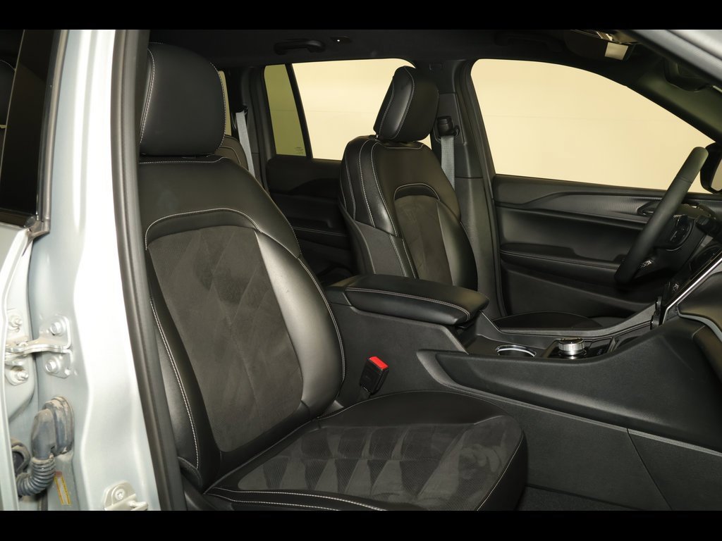 Used 2023 Jeep Grand Cherokee Altitude image 28