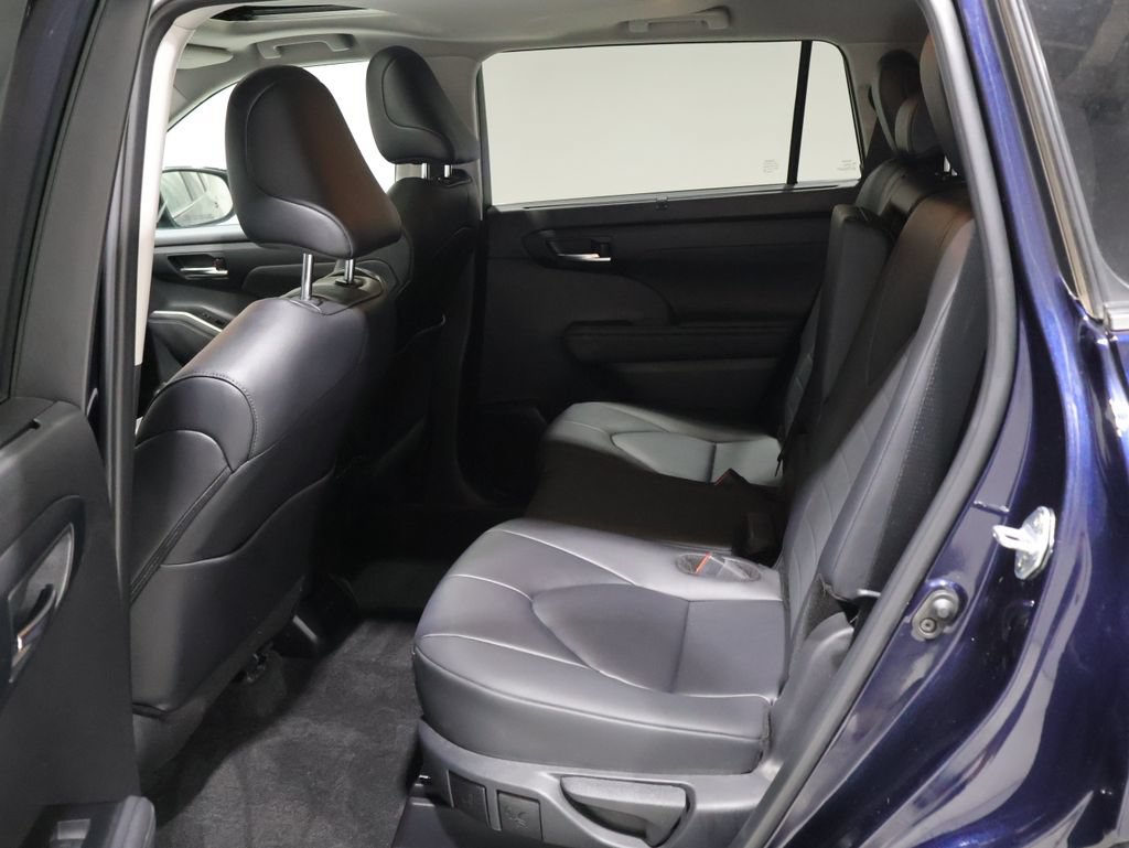 Certified 2024 Toyota Highlander XLE AWD/4WD image 17