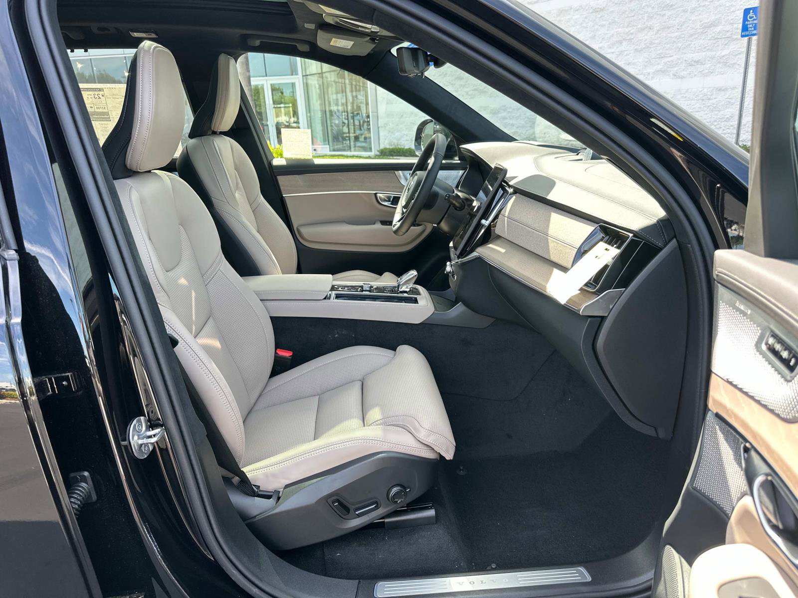 New 2026 Volvo XC90 B6 Ultra w/ Lounge Package image 21