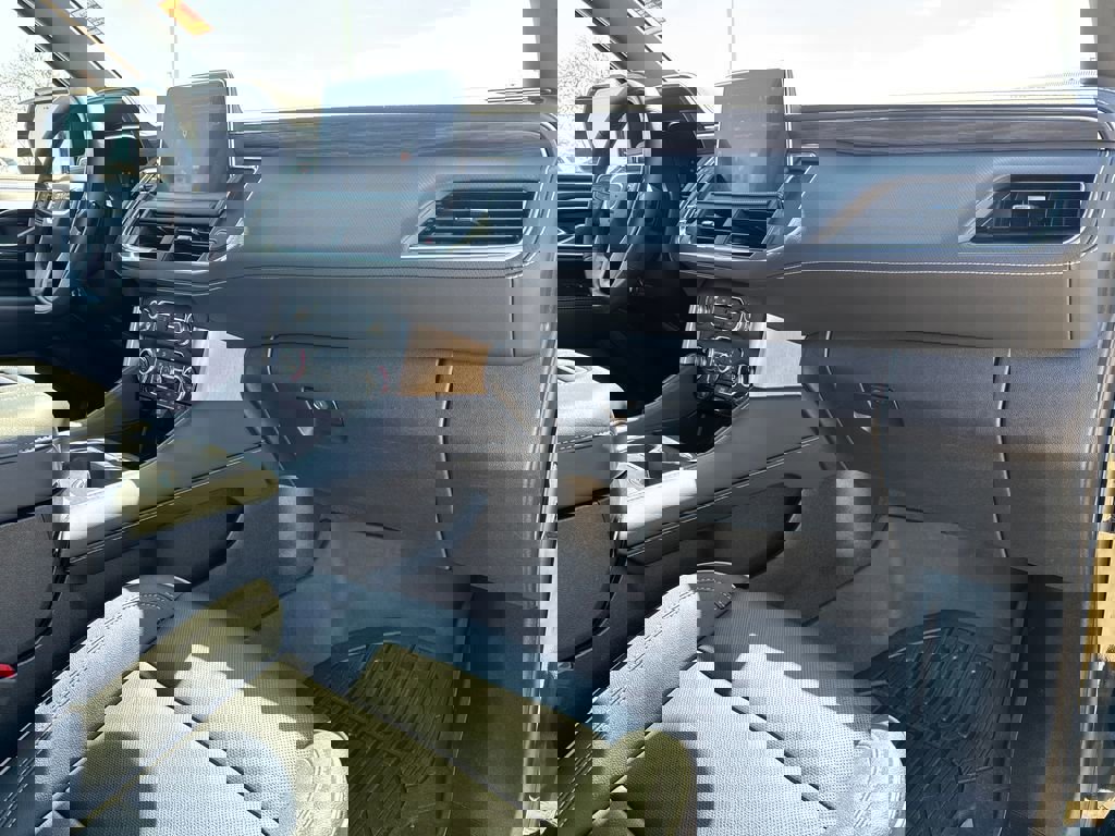 Used 2023 GMC Yukon SLT w/ SLT Luxury Package image 40