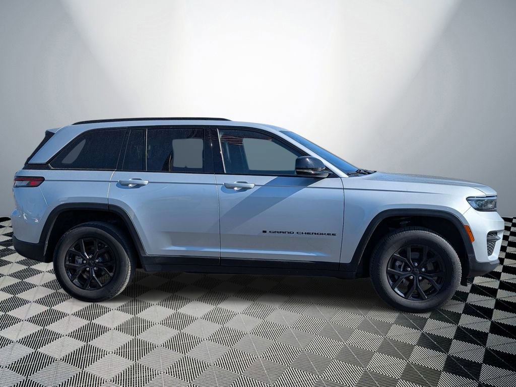Used 2025 Jeep Grand Cherokee Altitude AWD/4WD image 6