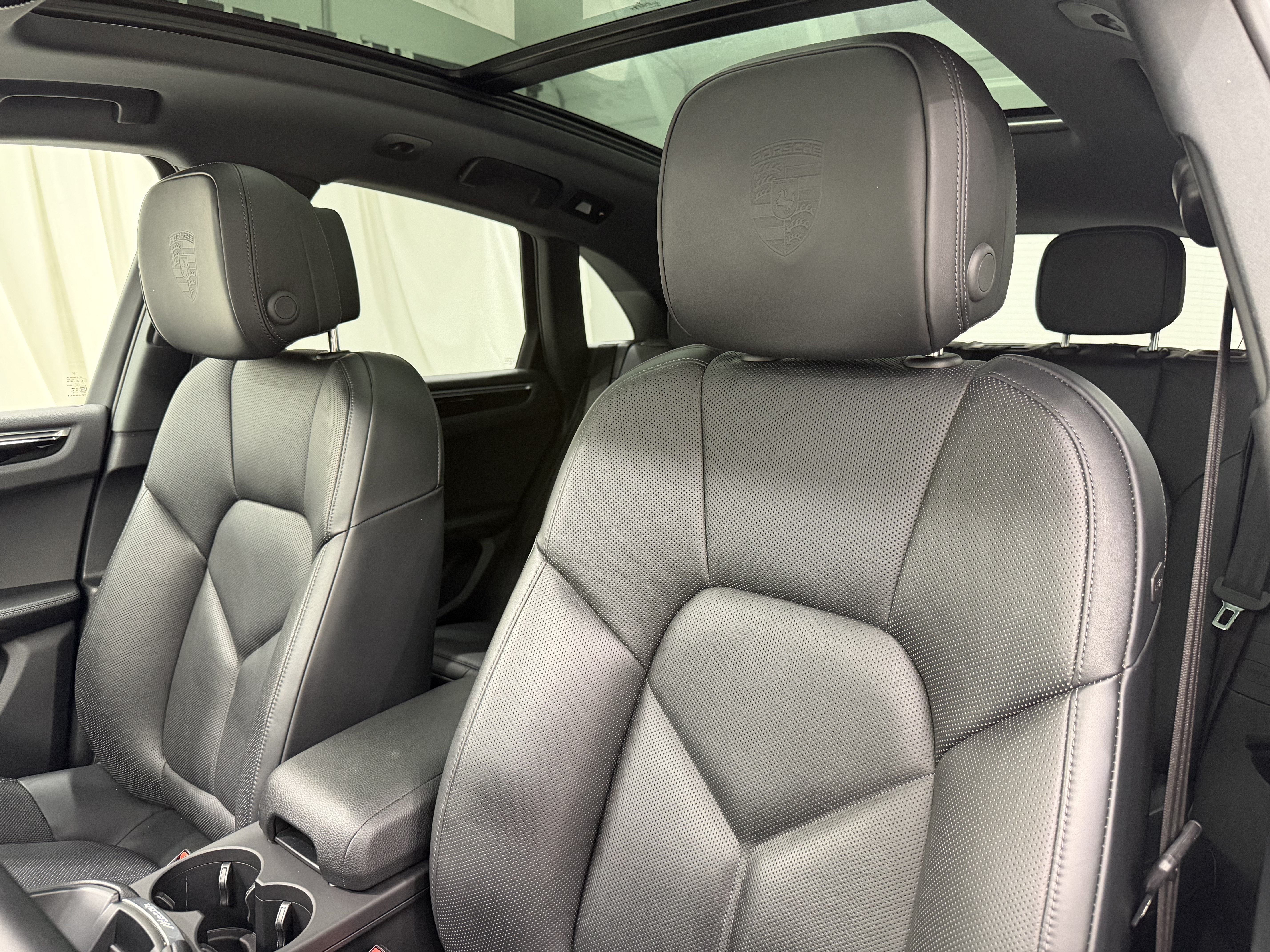 Certified 2024 Porsche Macan AWD/4WD image 33