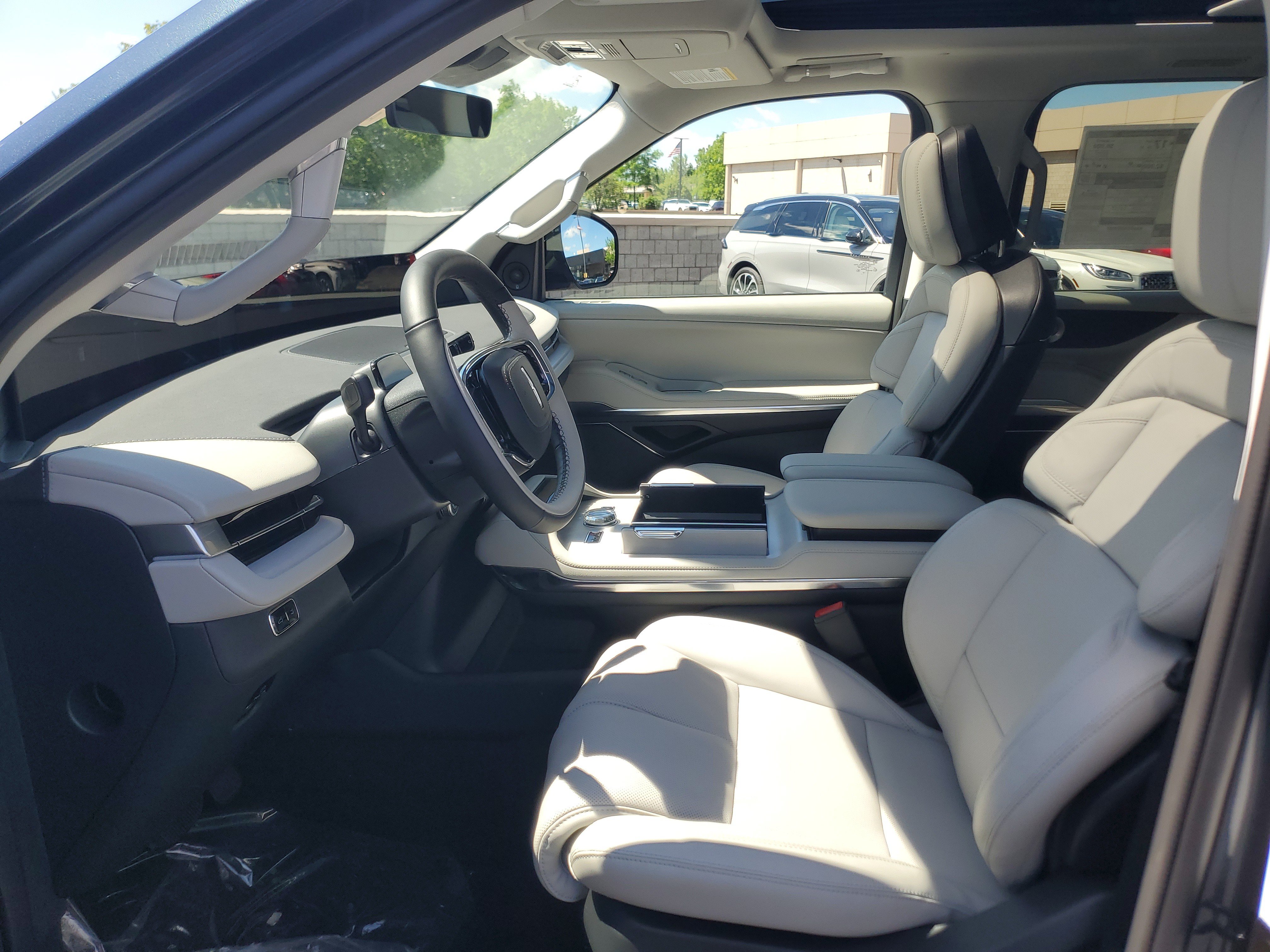 New 2026 Lincoln Navigator L Reserve w/ Jet Appearance Package AWD/4WD image 12