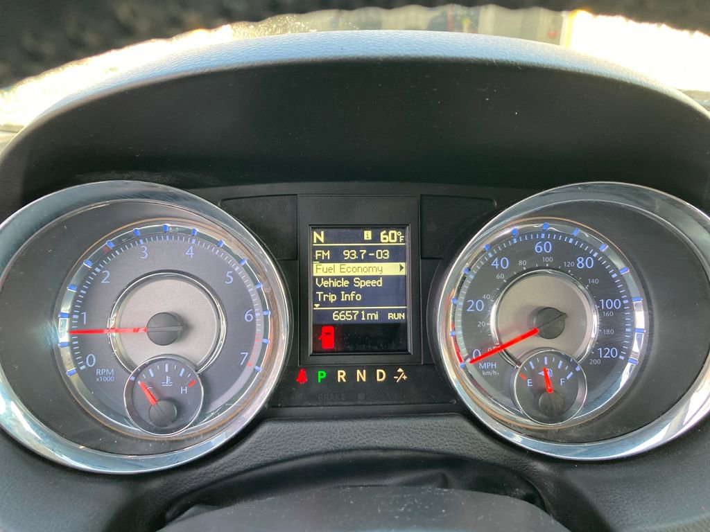 Used 2016 Chrysler Town & Country Touring image 21